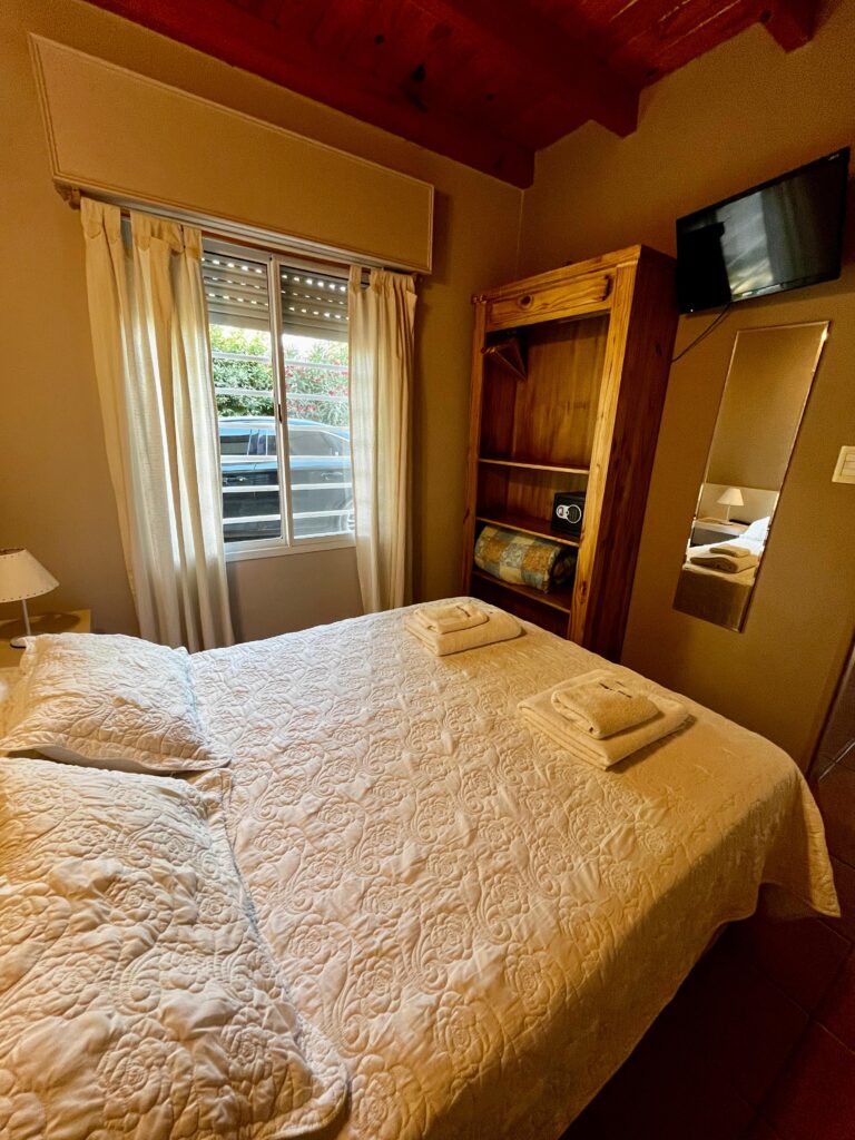 Dormitorio matrimonial de una cabaña de Brisa del Mar