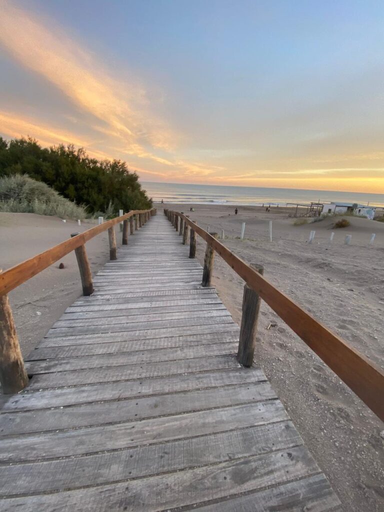 Pasarela de acceso a la playa de Monte Hermoso al atardecer